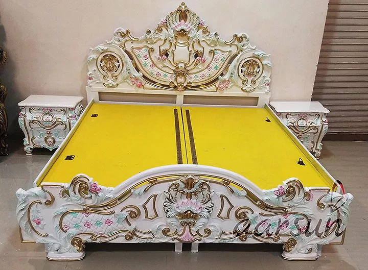 Viktoriaanlikus stiilis voodi – valge viimistlusega kuldsete esiletõstetega UH-BED-0006-A