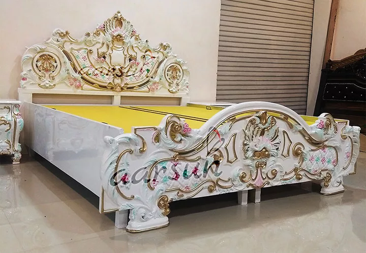 Viktoriaanlikus stiilis voodi – valge viimistlusega kuldsete toonidega UH-BED-0006-B
