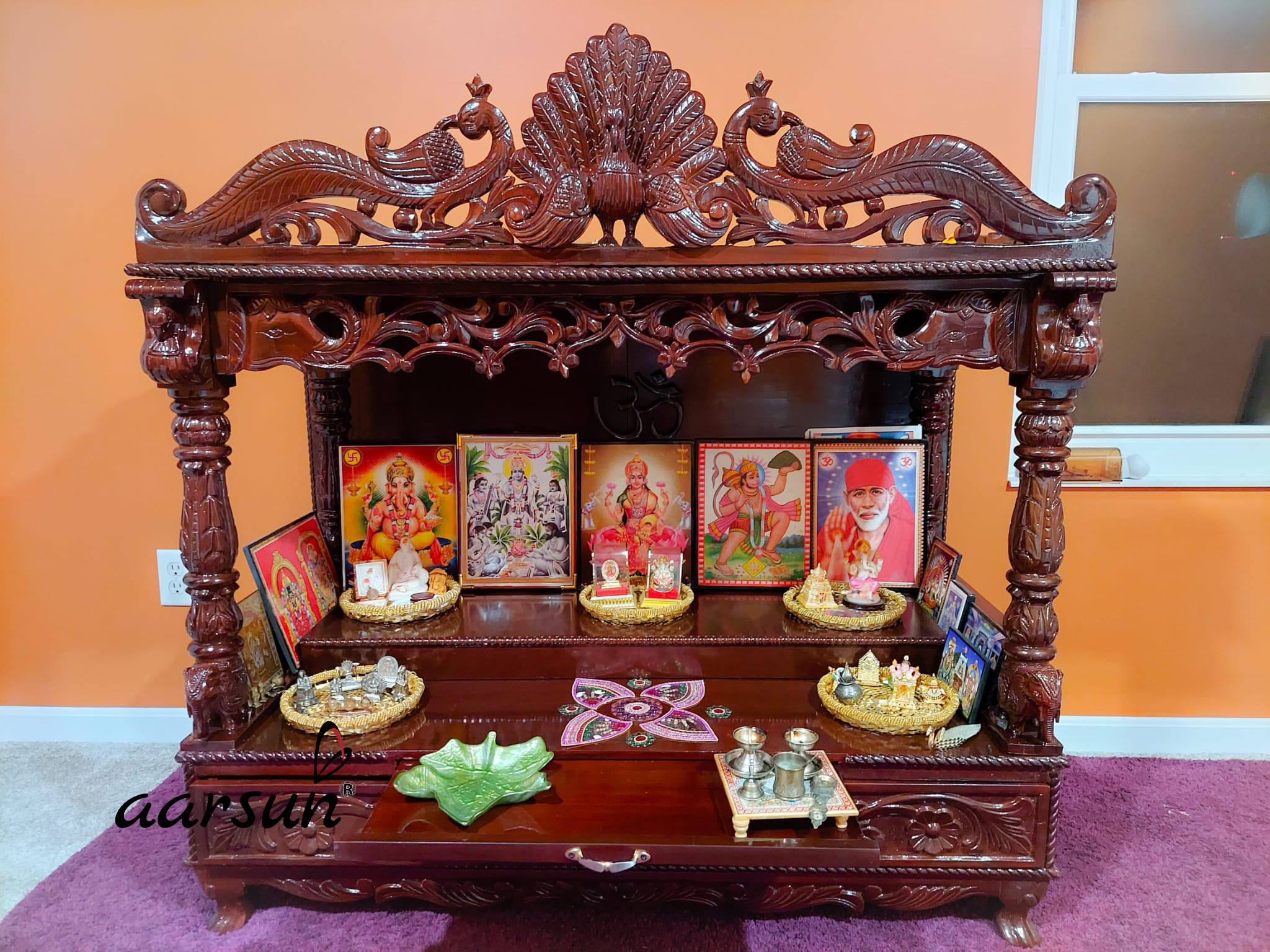 Tavuskuşu Tasarımına Sahip Ahşap Pooja Tapınağı MNDR-0402 için Resim