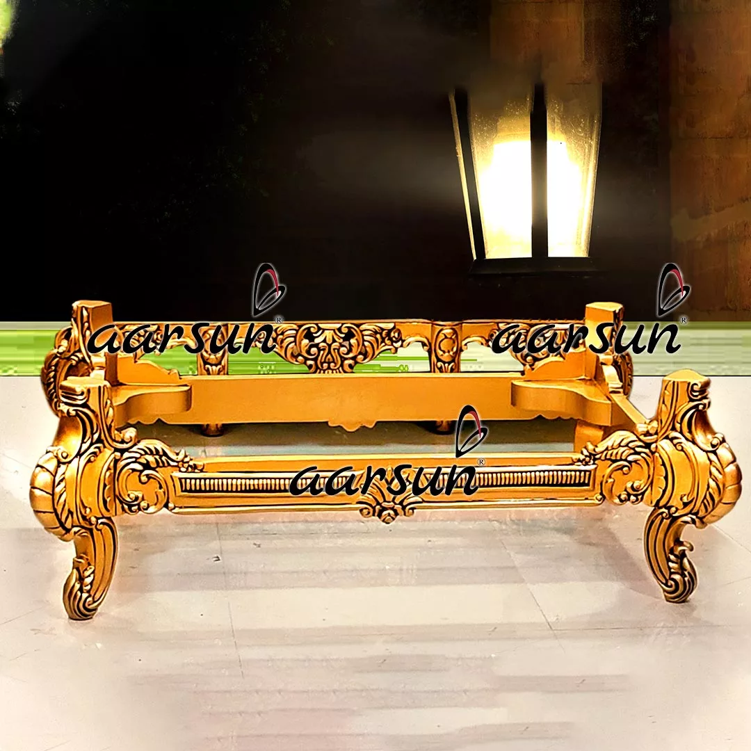 Tavolo centrale in legno con finitura oro antico
