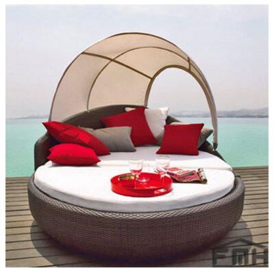 Outdoor canopy bed