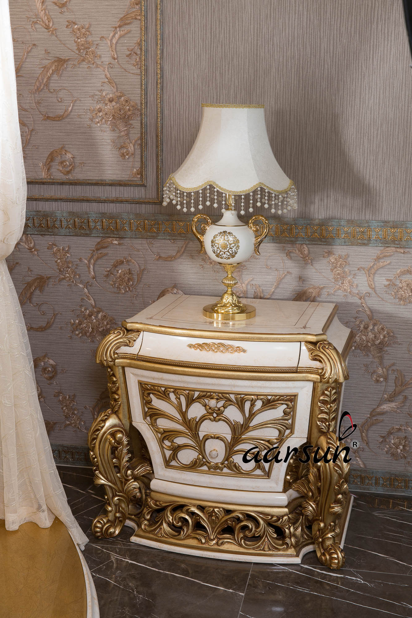 Aarsun Side table in white and gold polish