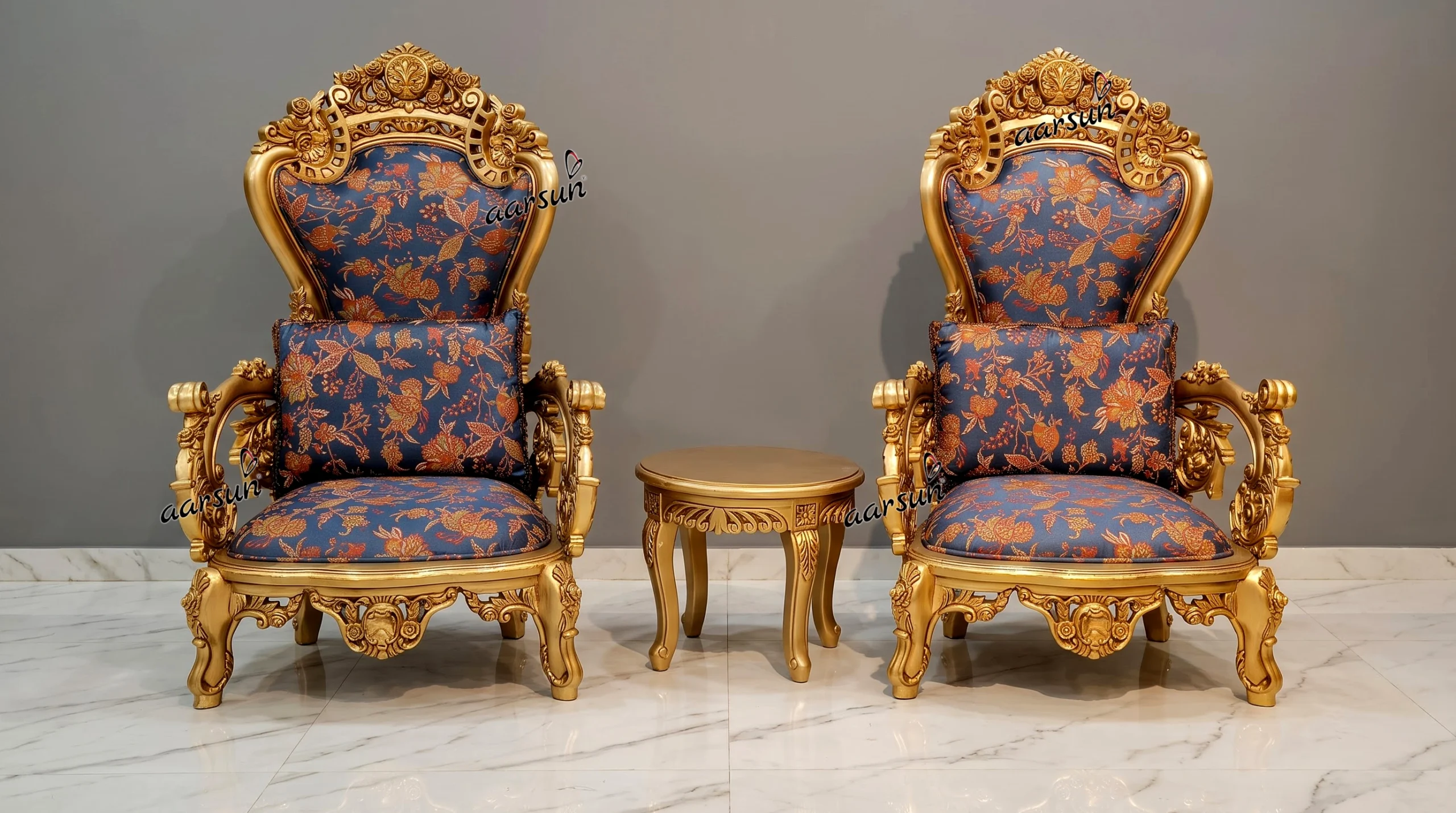 Luxurious Chairs With Amazing Table Design