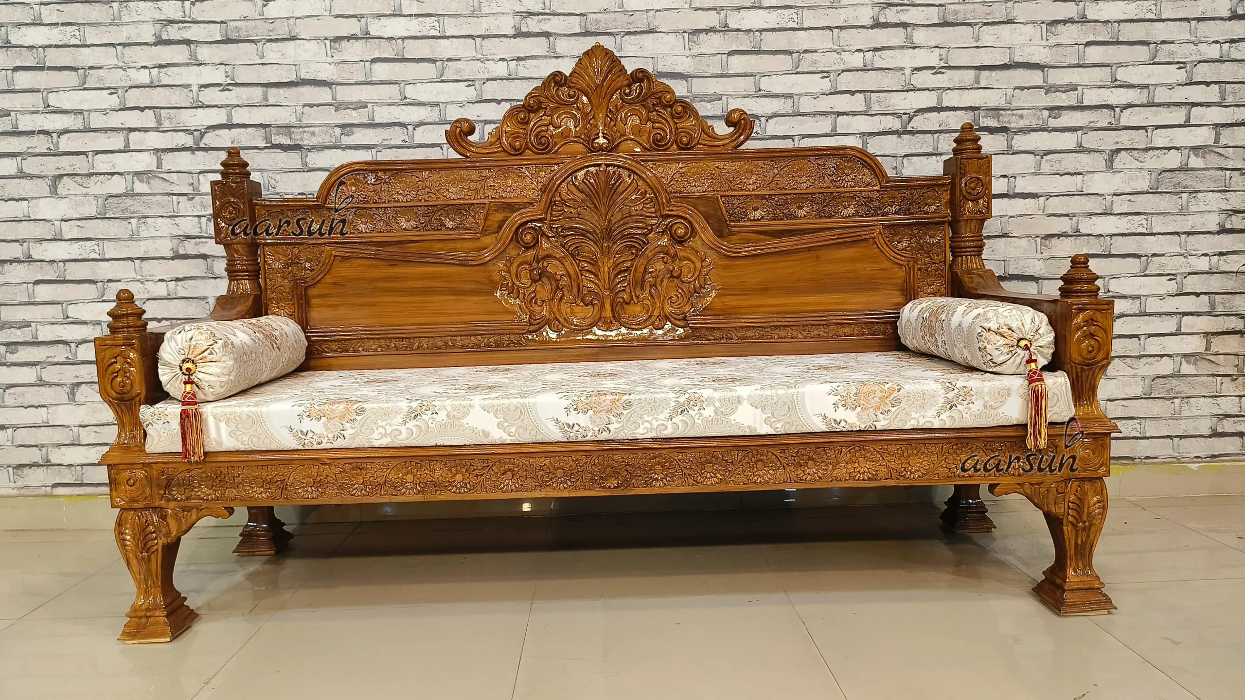 Luxury Traditional Diwan Couch - Image 8