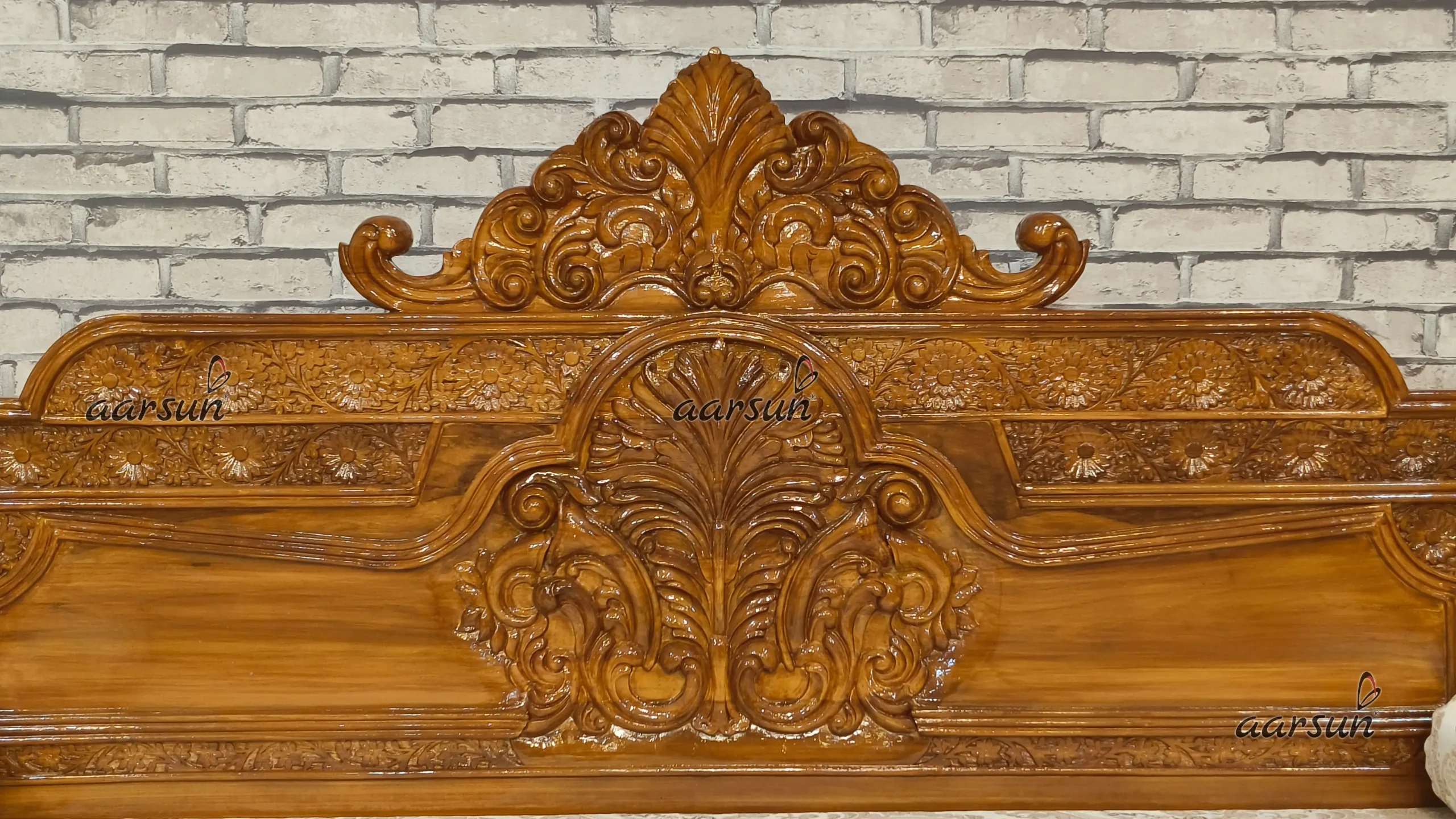 Luxury Traditional Diwan Couch - Image 9
