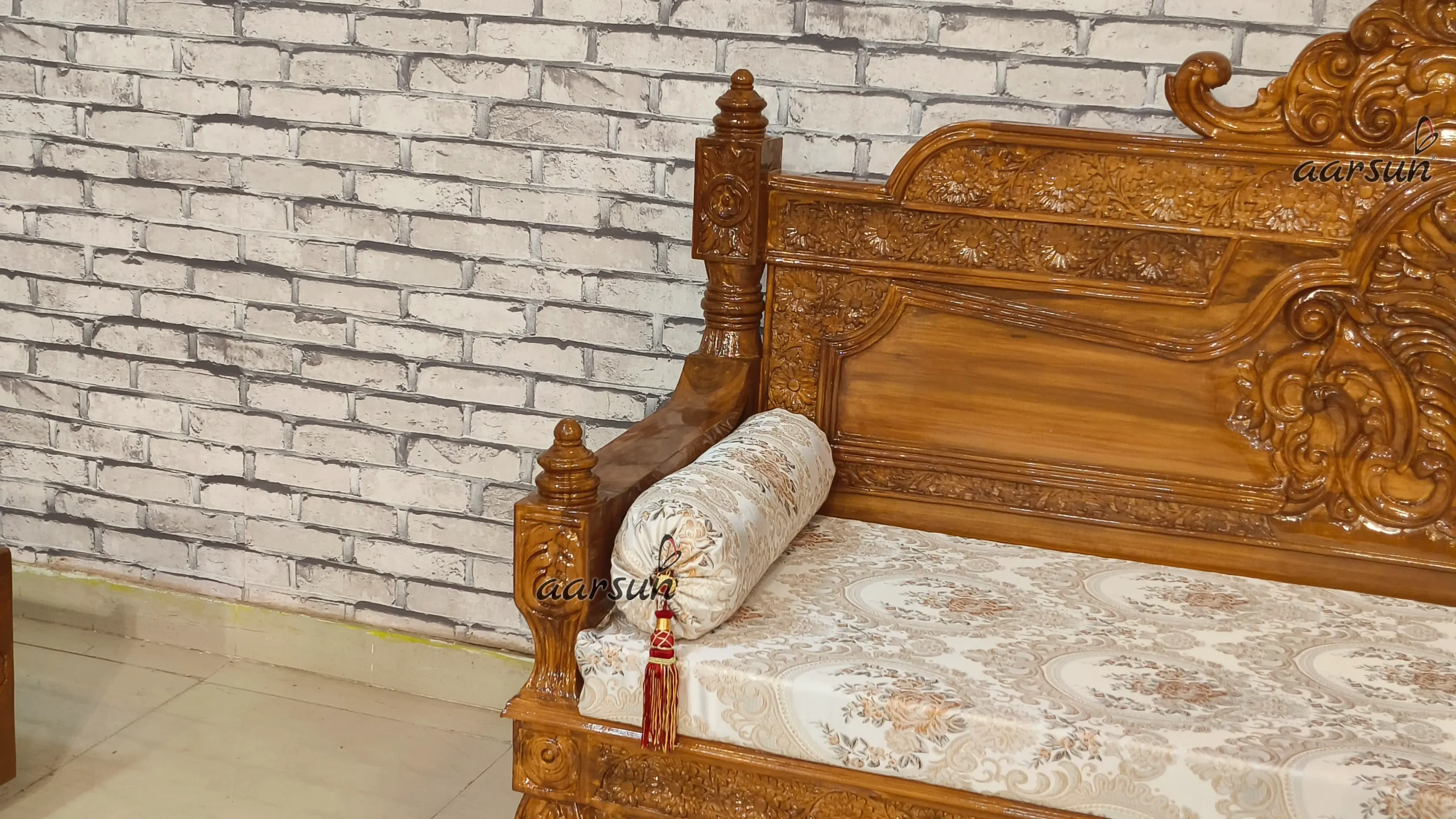 Luxury Traditional Diwan Couch - Image 10